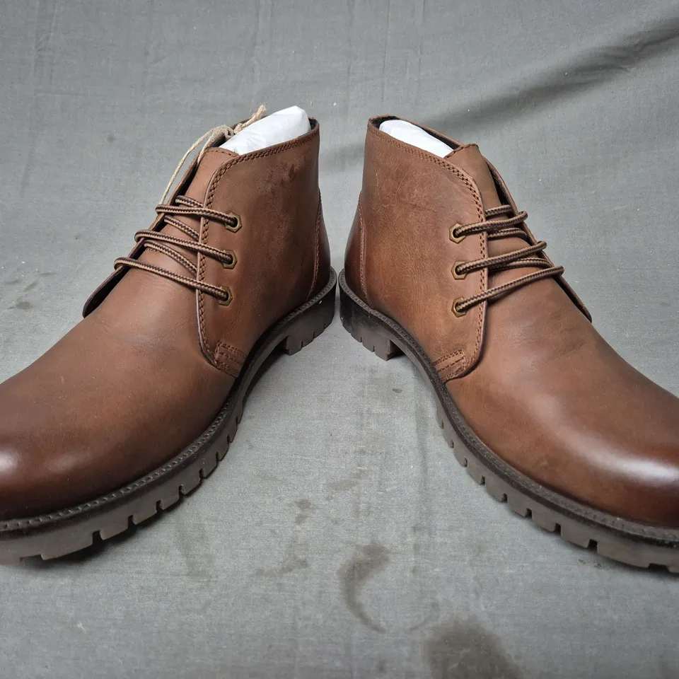 BOXED PAIR OF COTSWOLD STROUD BOOTS IN TAN UK SIZE 10