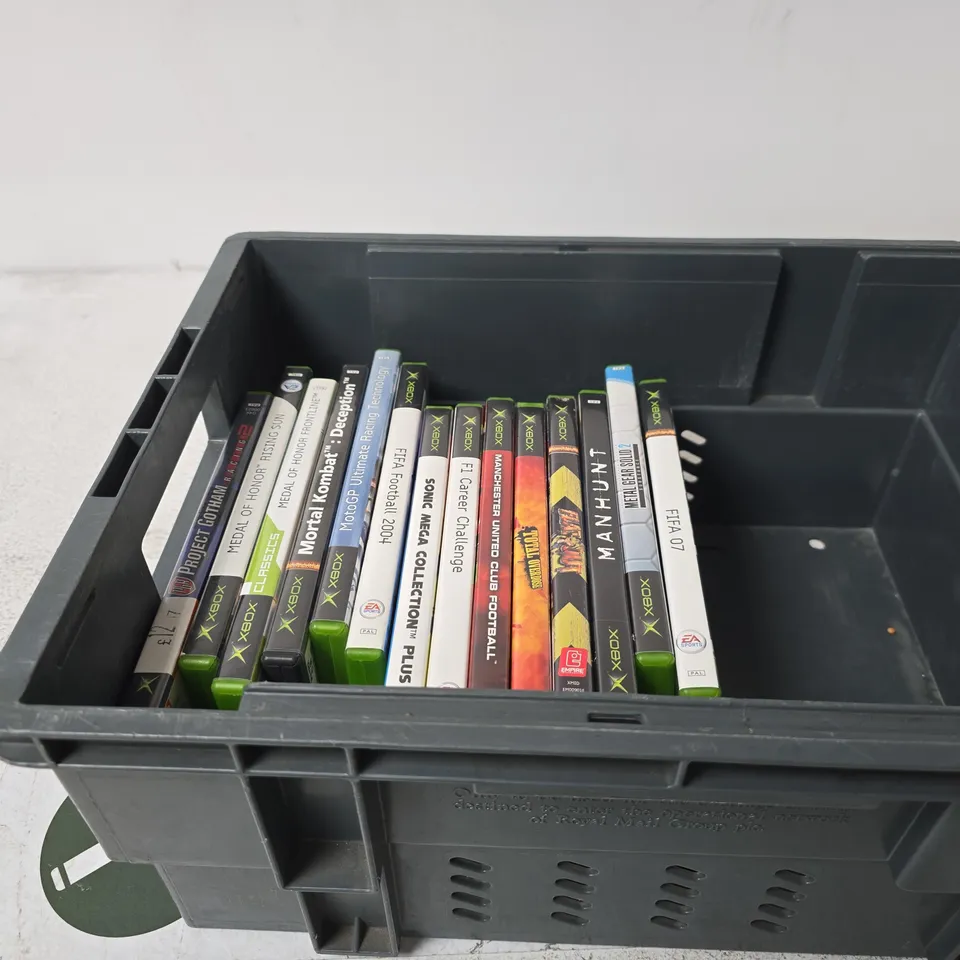 TOTE OF APPROXIMATELY 12 ASSORTED X BOX VIDEO GAMES TO INCLUDE METAL GEAR SOLID 2, MANHUNT, MEDAL OF HONOR FRONTLINE, MORTAL KOMBAT DECEPTION ETC