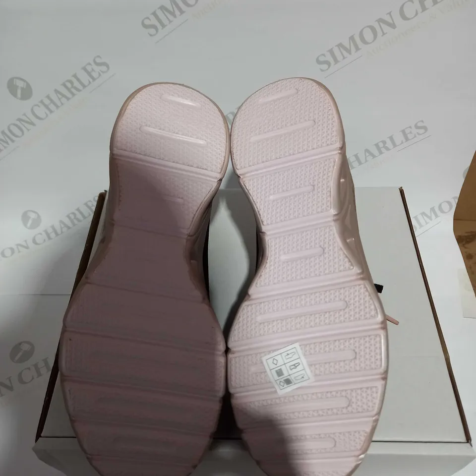 SKECHERS GLIDE-STEP TRAINERS IN BLACK & PINK - SIZE 5
