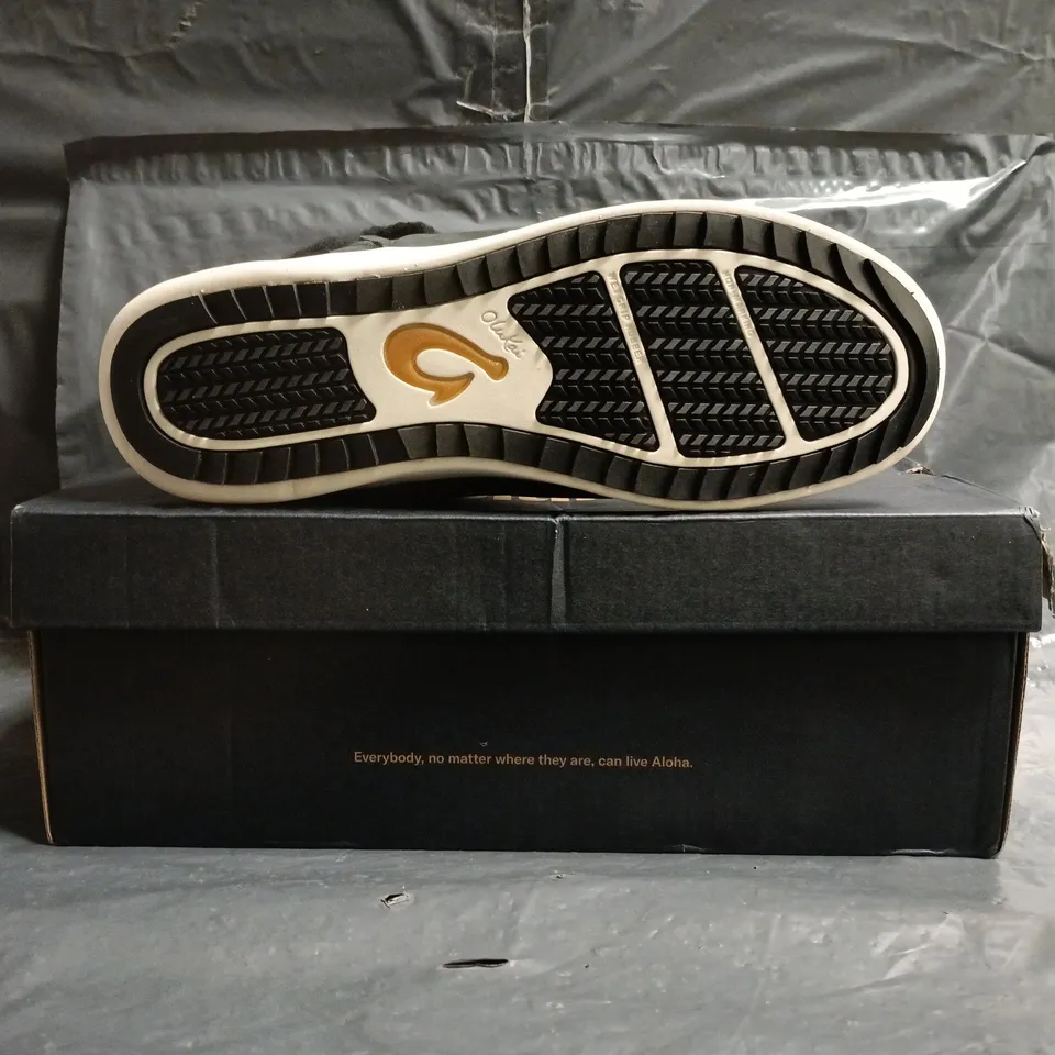 BOXED PAIR OF OLUKAI KAMAU SLIP-IN SHOES IN LAVA ROCK SIZE UK 7