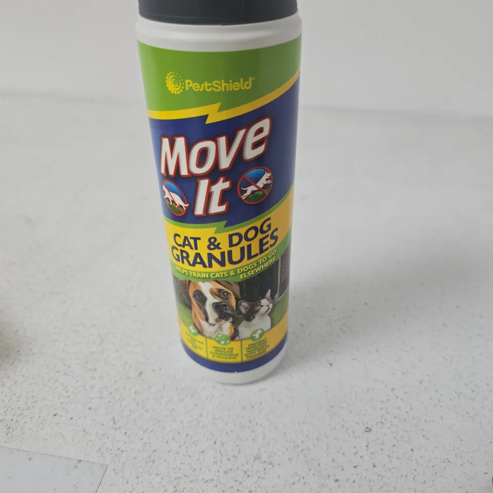BOX OF APPROXIMATELY 12 ASSORTED HOUSEHOLD ITEMS INCLUDING ONO FIDGET SCROLLER , MOVE IT CAT & DOG GRANULES AND TOP BANANA NAIL STICKERS