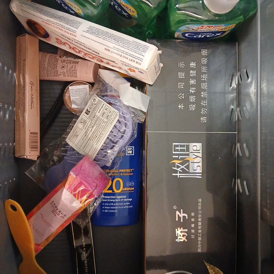 APPROX 12 ASSORTED BEAUTY PRODUCTS TO INCLUDE GARNIER HAIR COLOUR, FYNE BLUSH, REAL TECHNIQUES BRUSH SET, ETC 
