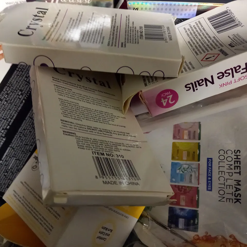 BOX OF APPROX 15 ASSORTED HEALTH AND BEAUTY ITEMS TO INCLUDE - CURLSMITH WEIGHTLESS AIR DRY CREAM - ALL CLEAN BALM - BAYLIS & HARDING SOAPS ECT 