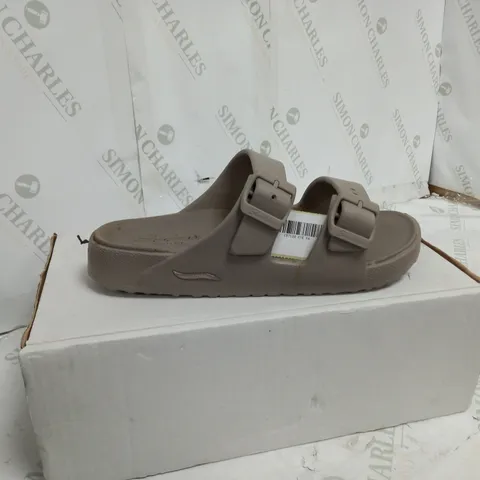 BOXED PAIR OF SKECHERS ARCH FIT FOAMIES SLIDE SANDALS IN DARK TAUPE SIZE 6