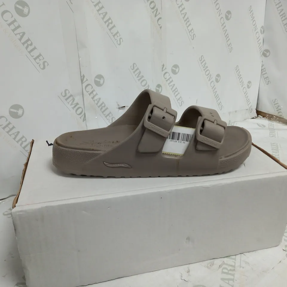 BOXED PAIR OF SKECHERS ARCH FIT FOAMIES SLIDE SANDALS IN DARK TAUPE SIZE 6