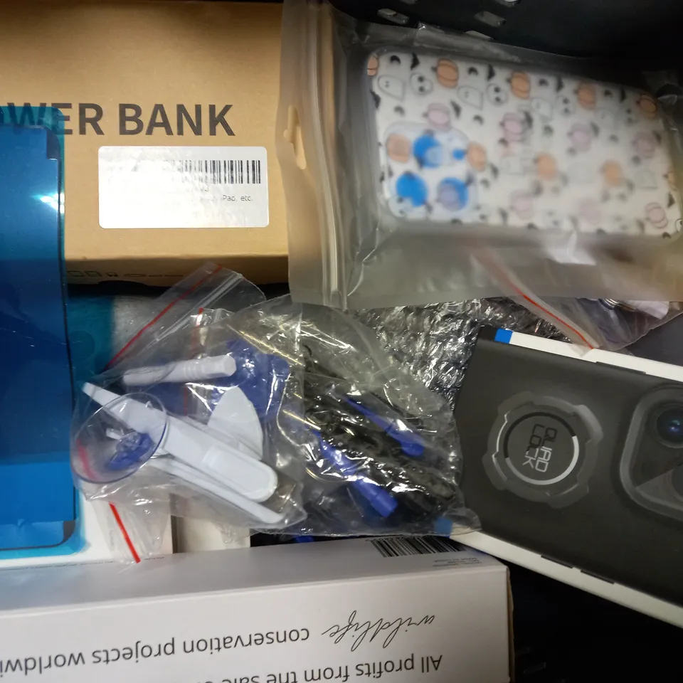 BOX OF APPROX 10 ASSORTED MOBILE PHONE ACCESSORIES TO INCLUDE TOPK PHONE STAND, QUAD LOCK GALAXY S20 ULTRA CASE. TOPK PD POWERBANK, ETC 