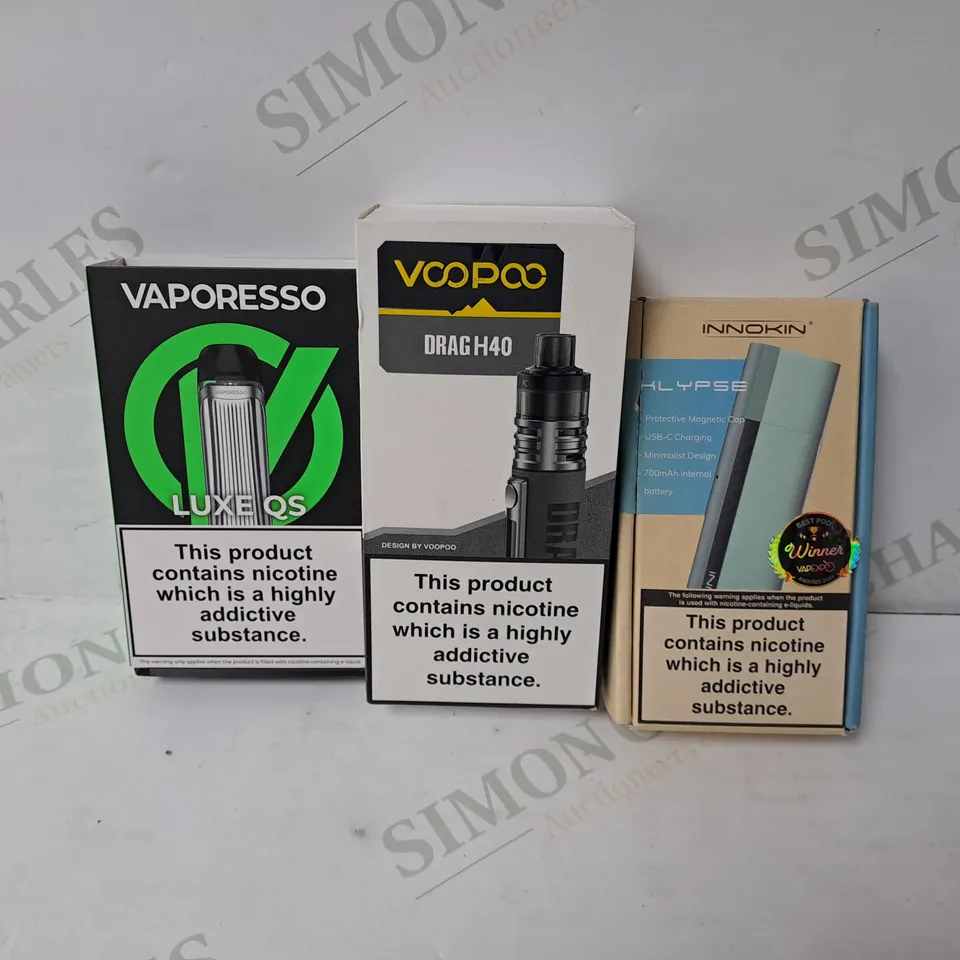 APPROXIMATELY 20 ASSORTED E-CIGARETTE PRODUCTS TO INCLUDE VAPORESSO LUXE QS, VOOPOO DRAG H40, INNOKIN KLYPSE 