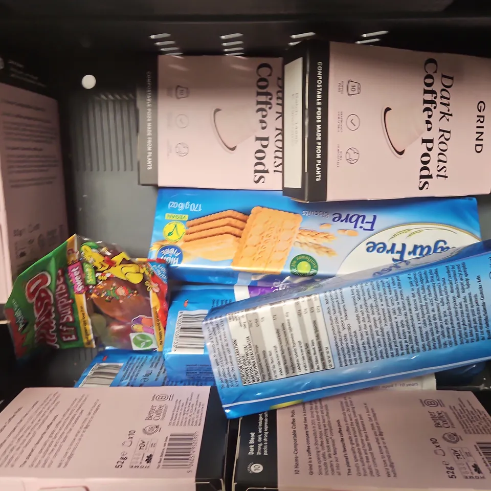 APPROXIMATELY 15 ASSORTED FOOD & DRINK ITEMS TO INCLUDE GRIND DARK TOAST COFFEE PODS, ST DALFOUR ORANGE & GINGER FRUIT SPREAD, DAIRY MILK BAR, ETC - COLLECTION ONLY