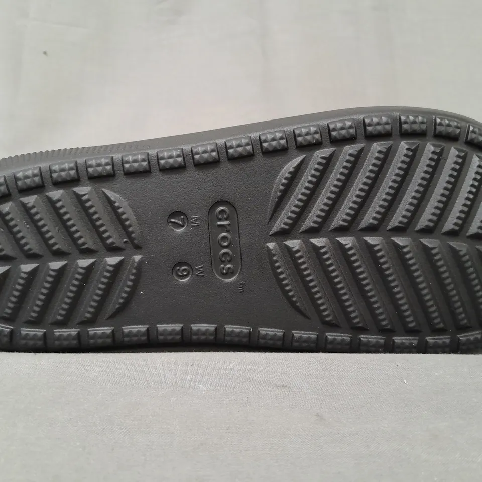 PAIR OF CROCS CLASSIC SLIDE V2 FOOTBED SLIDERS IN BLACK UK SIZE M6/W7