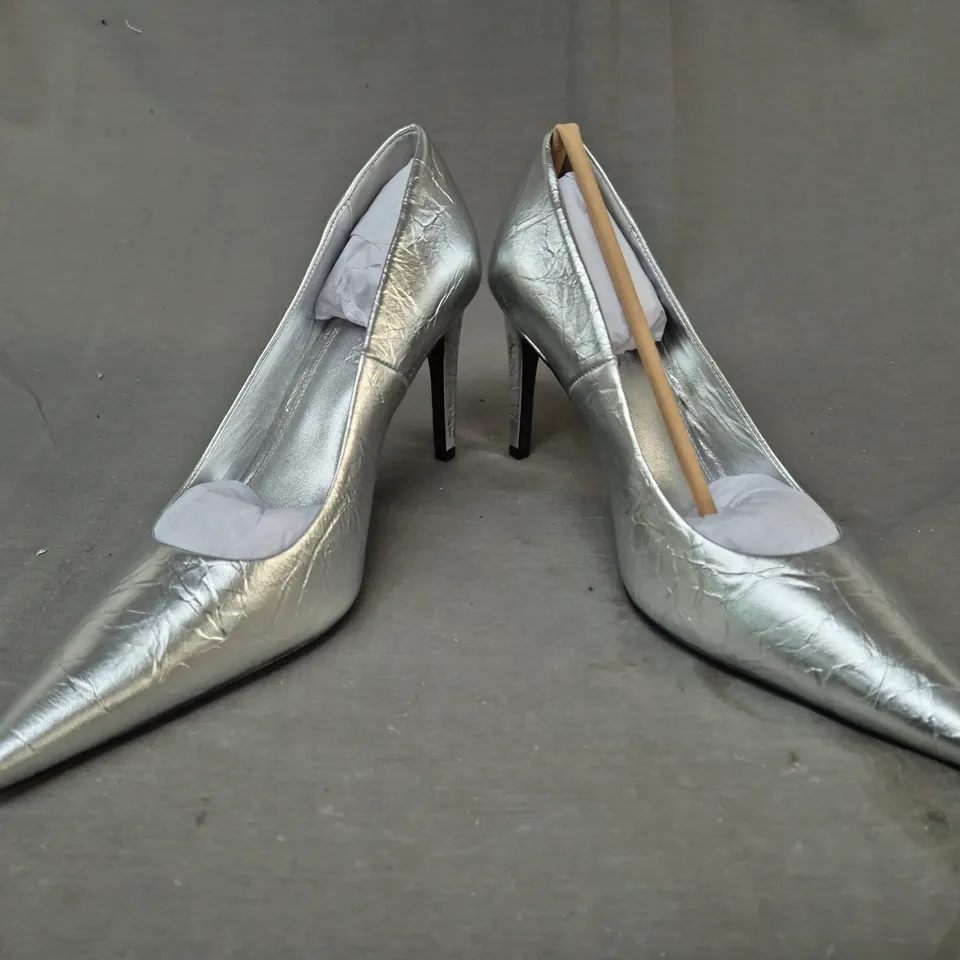 BOXED PAIR OF SOSANDAR POINTED TOE CURVED HEEL COURT SHOES IN METALLIC SILVER SIZE 8