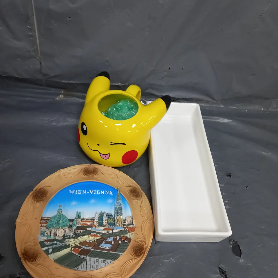 APPROXIMATELY 4 ASSORTED HOUSEHOLD ITEMS TO INCLUDE COOKING BOWLS , MUGS 