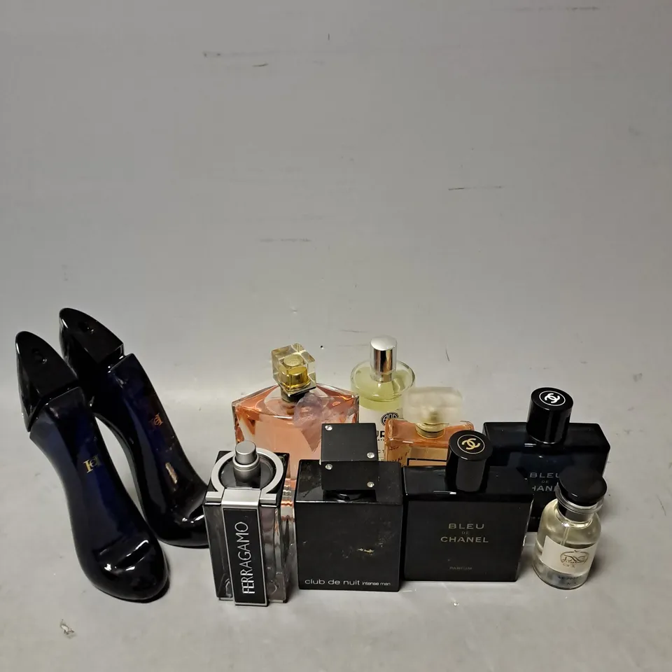 APPROXIMATELY 10 ASSORTED UNBOXED FRAGRANCES TO INCLUDE - CAROLINA HERRERA GOOD GIRL - BLEU DE CHANEL - LANCOME LA VIE EST BELLE - ETC - COLLECTION ONLY