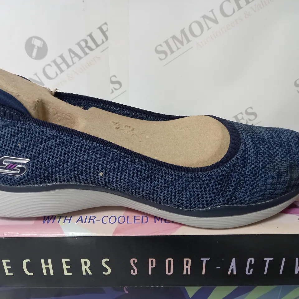SKECHERS SIZE 6 MICROBURST 2.0 BE ICONIC STRETCH FIT PUMP NAVY