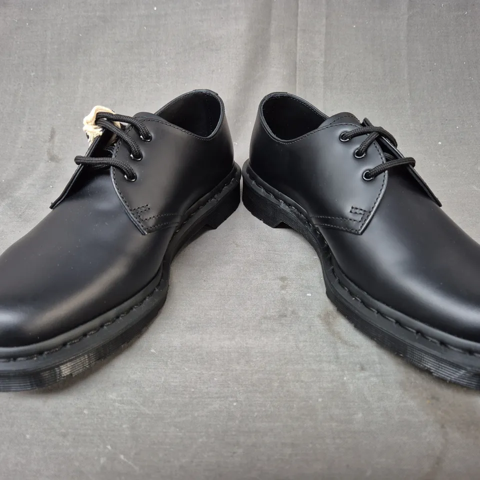 BOXED PAIR OF DR MARTENS 1461 MONO SHOES IN BLACK UK SIZE 6.5