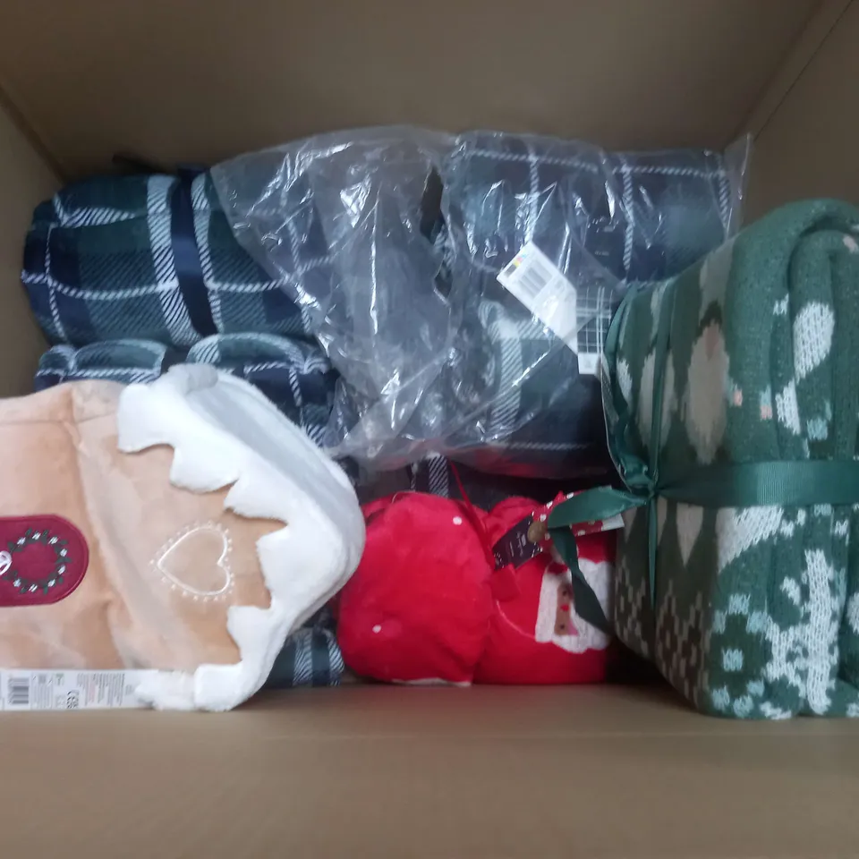 LOT OF 18 ASSORTED BRAND NEW SEASONAL HOME FABRIC ITEMS TO INCLUDE THROWS, CUSHIONS AND RUG