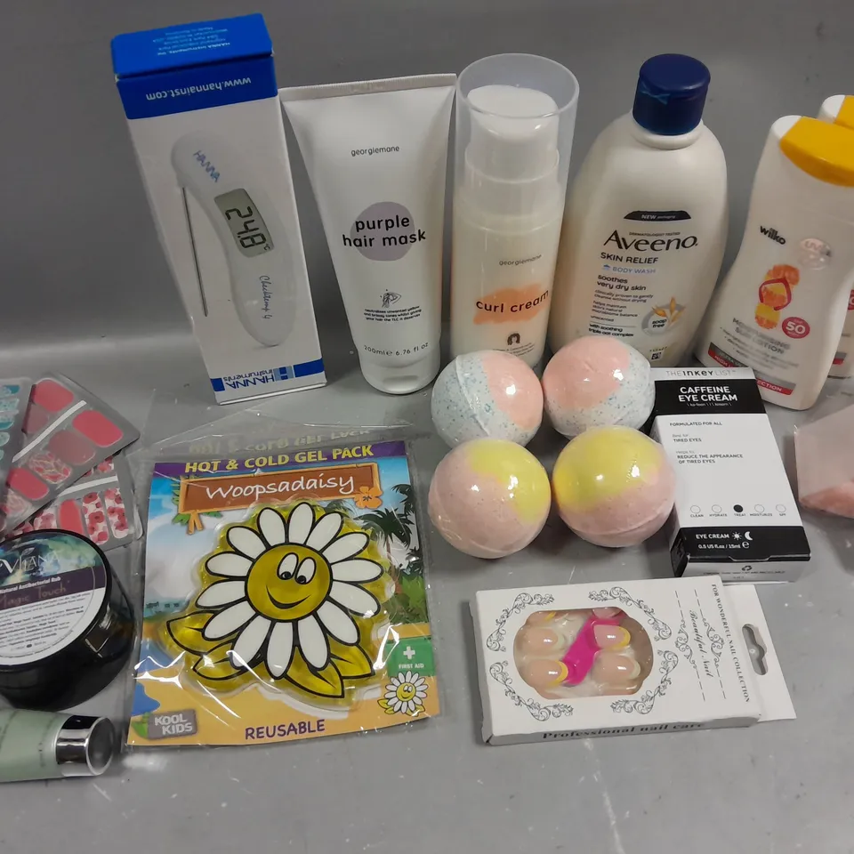 BOX OF APPROXIMATELY 15 COSMETIC ITEMS TO INCLUDE WILKO SUN LOTION , AVEENO BOBY WASH, BATH BOMBS , ETC 
