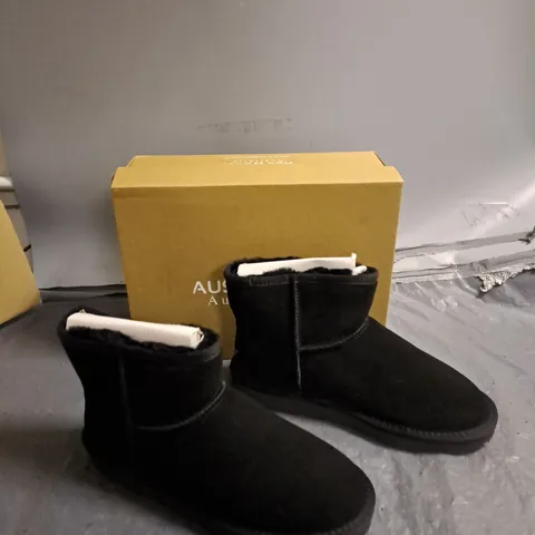 BOXED PAIR OF AUS WOOLI BONDI BLCK UK 7