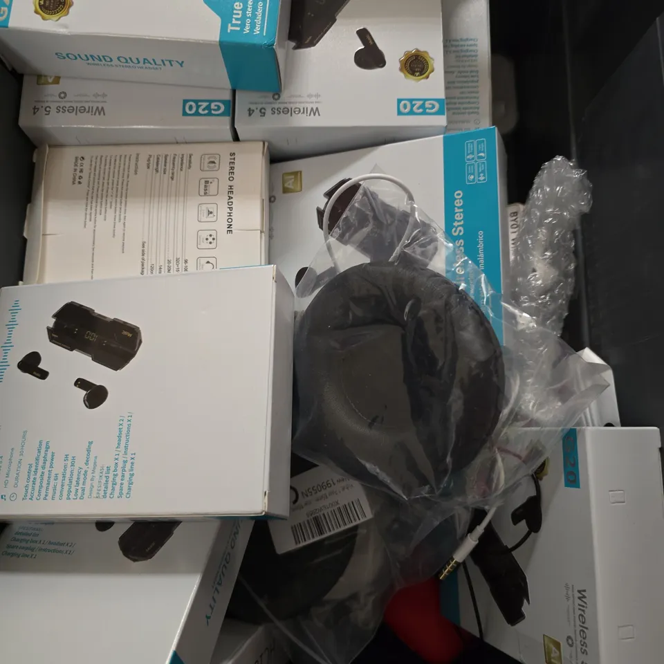 APPROXIMATELY 10 ASSORTED ELECTRICAL PRODUCTS AND ACCESSORIES TO INCLUDE EARBUDS, WIRED EARPHONES, ETC