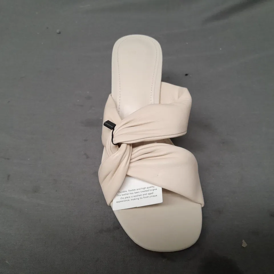 BOXED PAIR OF MNG OPEN TOE BLOCK HEEL SANDALS IN CREAM UK SIZE 5