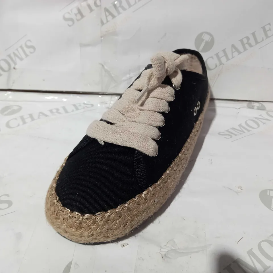 BOXED PAIR OF EMU AUSTRAILIA TRAINERS IN BLACK UK SIZE 5