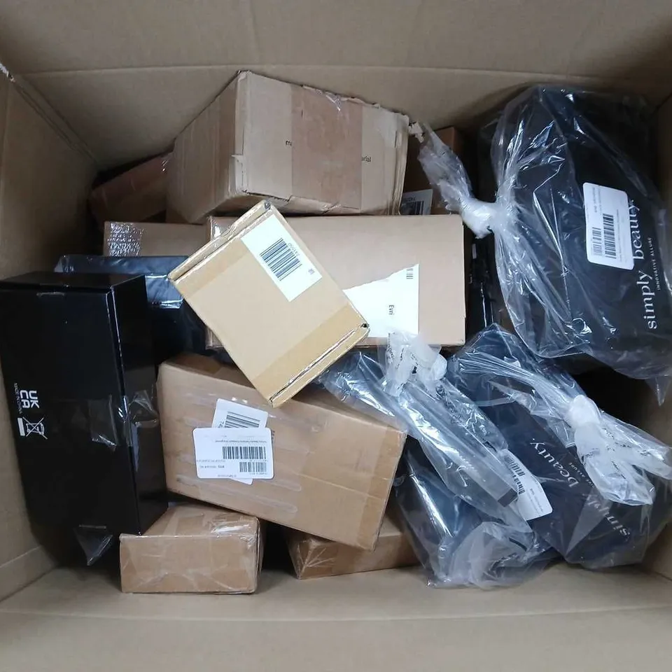 APPROXIMATELY 20 ASSORTED ITEMS TO INCLUDE CORDLESS COMPACT STRAIGHTENER, BUILDCRAFT TAP ADAPTOR, TWEEZERS, ETC -  COLLECTION ONLY