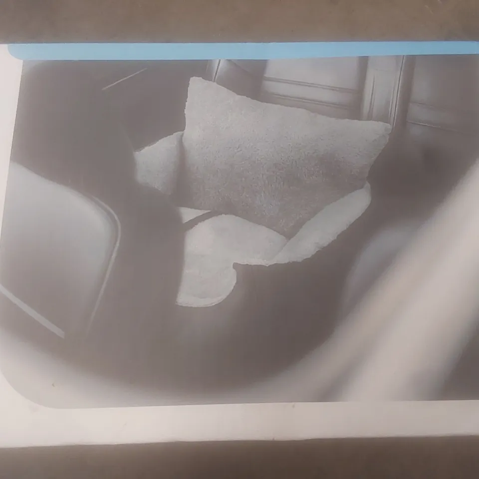 BOXED FUR DREAMS PREMIUM PET CAR SEAT 