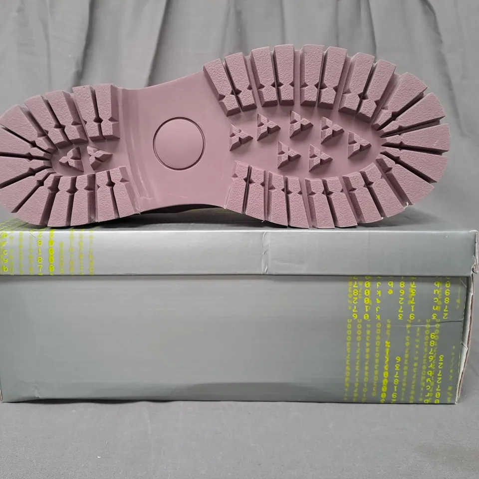 BOXED PAIR OF KOI AVIAN MEN'S LACE UP SHOES IN MAUVE UK SIZE 10