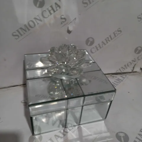 BOXED JM FLOWER JEWLERY BOX - SILVER