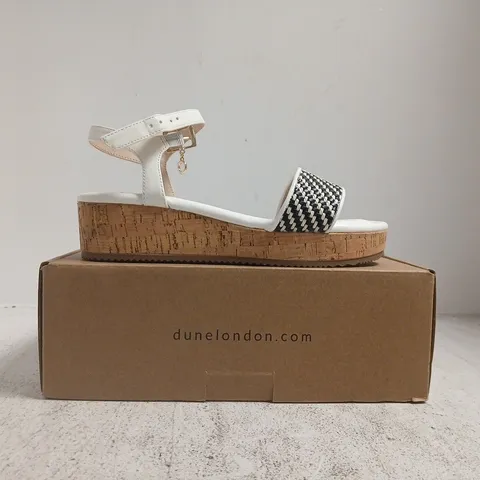 BOXED PAIR OF DUNE LONDON OPEN TOE LOW WEDGE SANDALS IN WHITE/BLACK SIZE 6