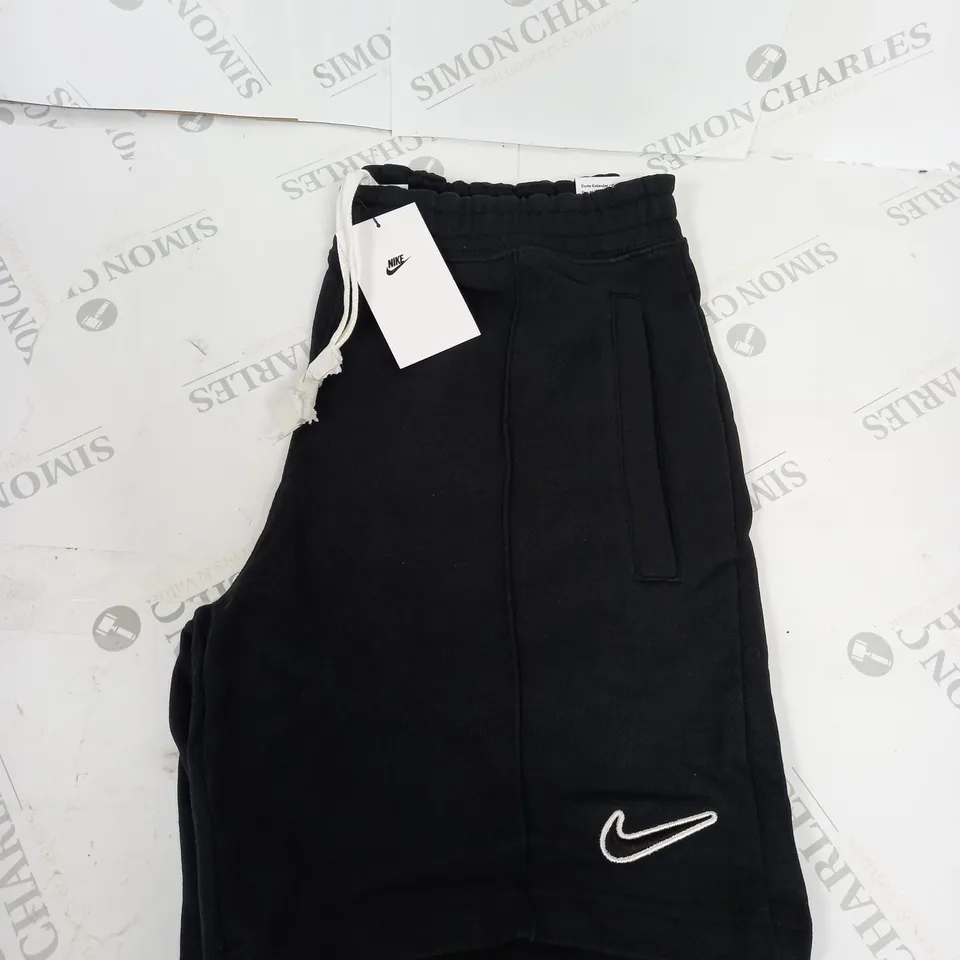 NIKE LOGO CASUAL SHORTS SIZE M