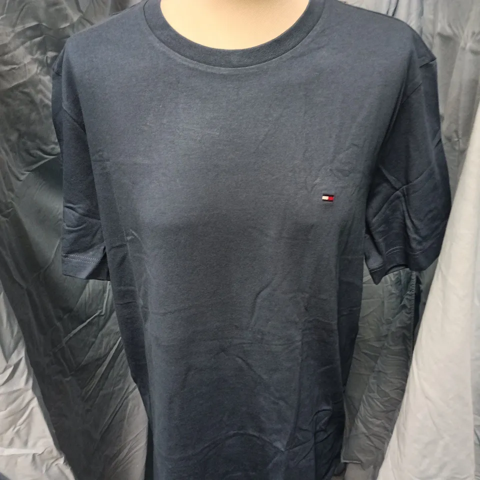TOMMY HILFIGER T-SHIRT – NAVY – UK LARGE (L)