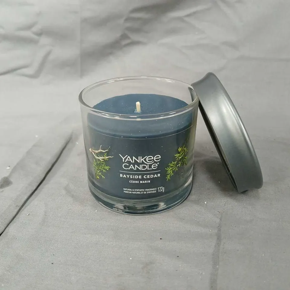 YANKEE CANDLE BAYSIDE CEDAR SCENTED CANDLE – 122G