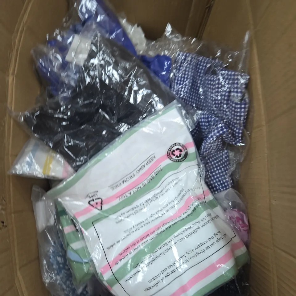 APPROXIMATELY 15 ASSORTED CLOTHING ITEMS IN VARIOUS COLOURS, SIZES, AND STYLES
