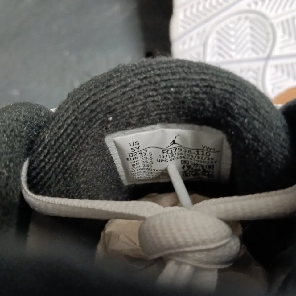 UNBOXED PAIR OF NKE YOUTH WHITE TRAINERS - UK 4.5