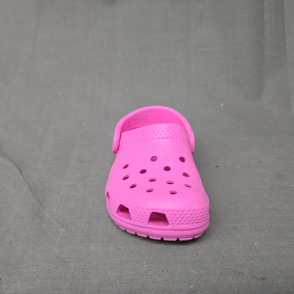 CROCS CLASSIC INFANT S CLOG SANDAL WITH BACK STRAP IN TAFFY PINK - UK C7