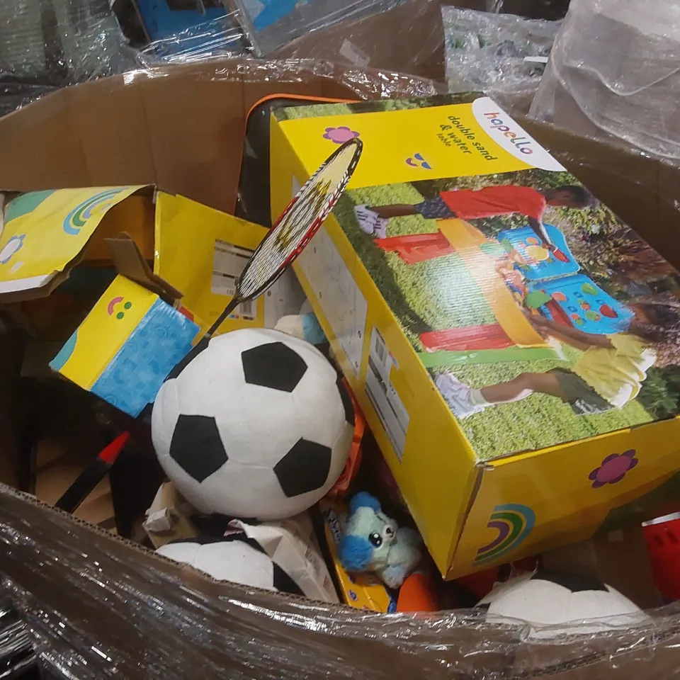 PALLET CONTAINING A VERY LARGE QUANTITY OF ASSORTED TOYS INCLUDING: DOUBLE SAND & WATER TABLE, BLUEY BUBBLE MACHINE, SOFT TOY FOOTBALLS, BADMINTON RACKET ECT