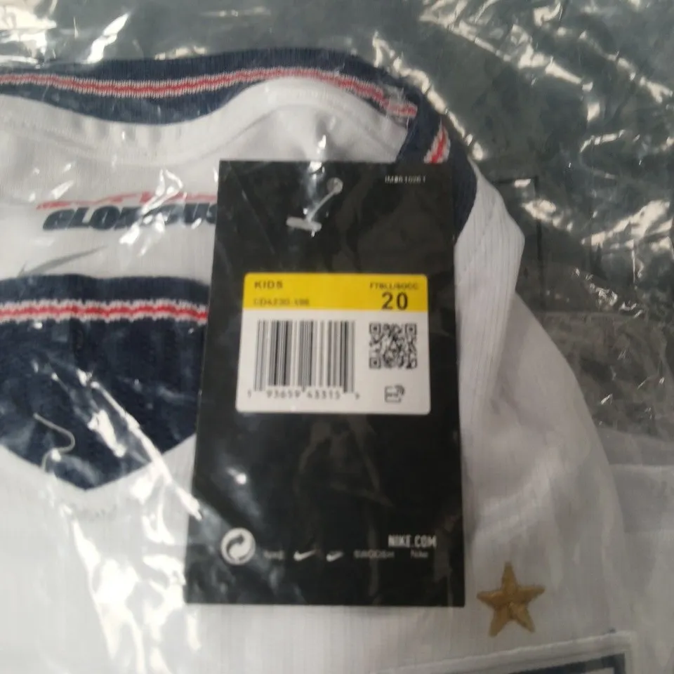 ENGLAND KIDS WHITE FOOTBALL KIT WITH CREST - SIZE KIDS 20