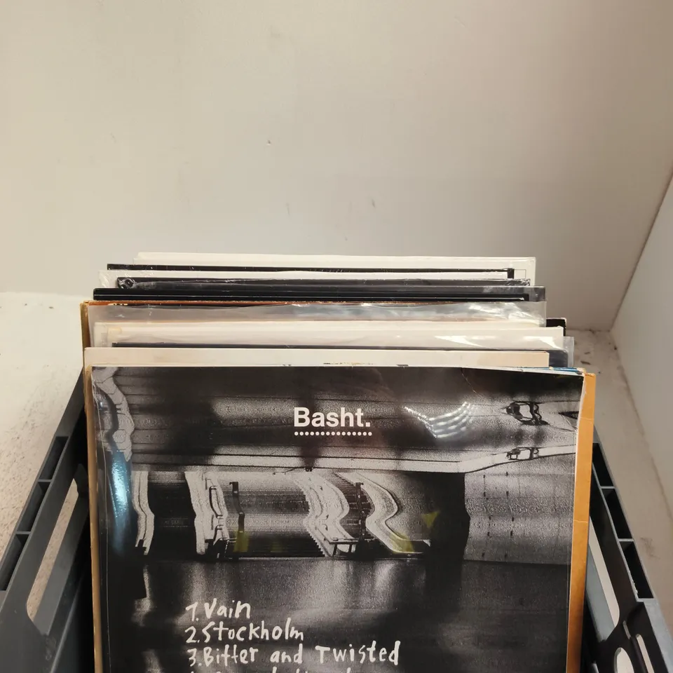 APPROXIMAYELY 24 ASSORTED LP VINYLS INCLUDING RAY SUZUKI , THE MOODY BLUES AND ACDC