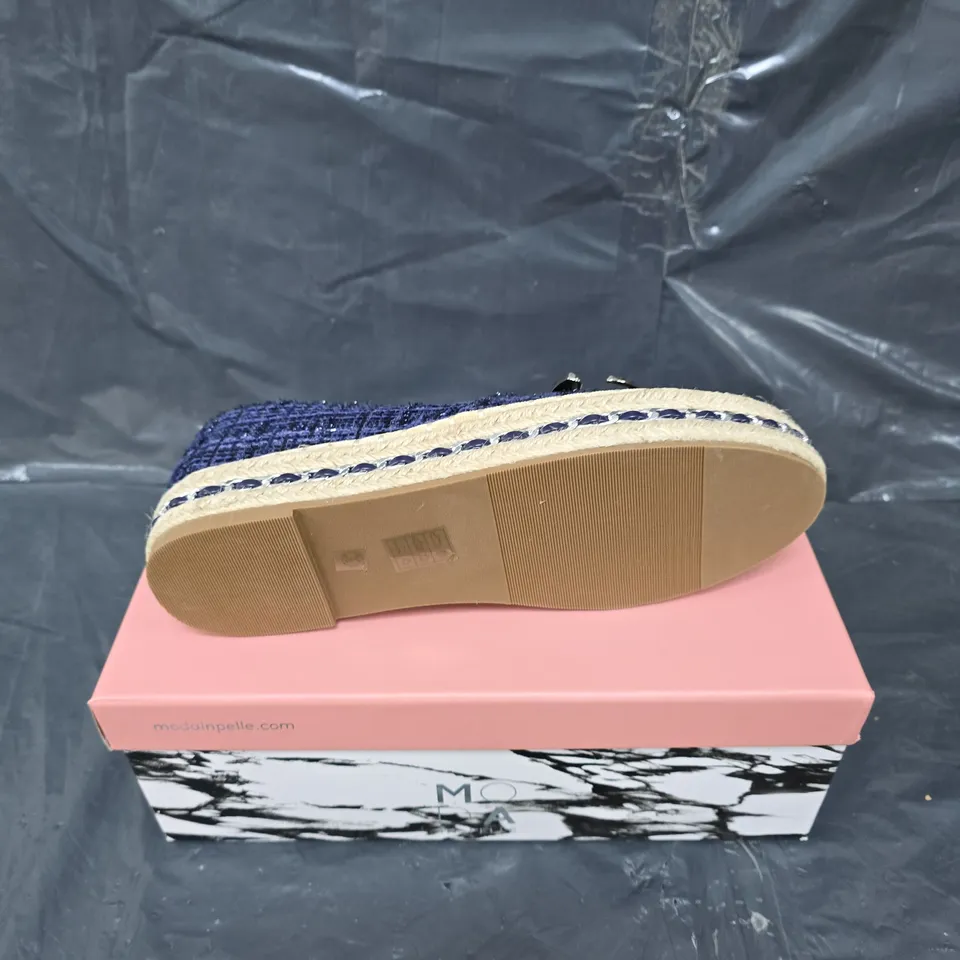 BOXED PAIR OF MODA IN PELLE FOLIO TEXTILE SHOES IN NAVY - 6