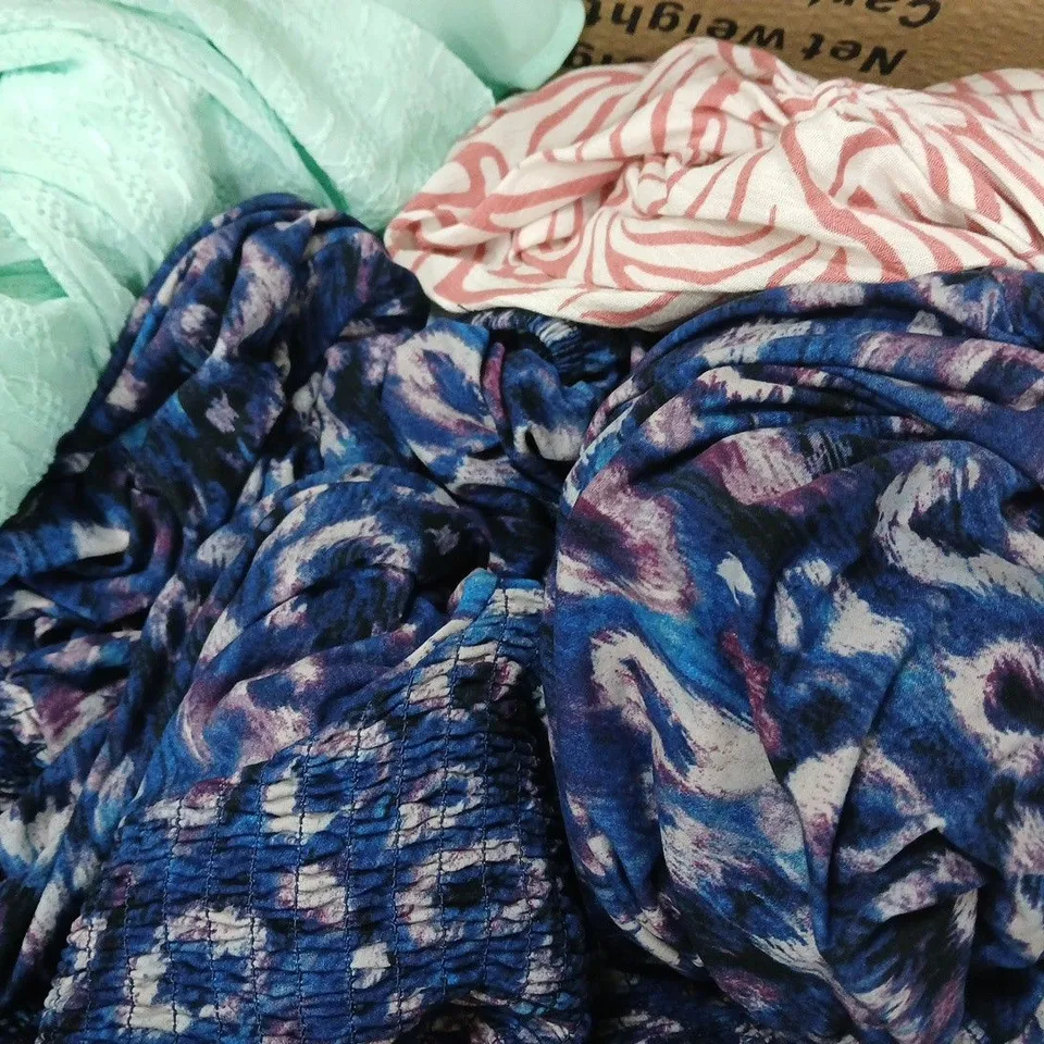BOX OF APPROXIMATELY 10 ASSORTED CLOTHING AND FASHION ITEMS IN VARIOUS STYLES, SIZES, AND COLOURS