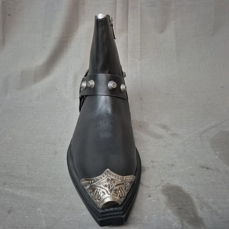 BOXED PAIR OF KOI SOULRENDER MEN'S HARDWARE COWBOY BOOTS IN BLACK/ANTIQUE SILVER UK SIZE 9