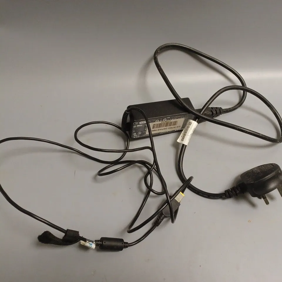 APPROXIMATELY 5 POWER ADAPTERS FOR LAPTOPS, ETC