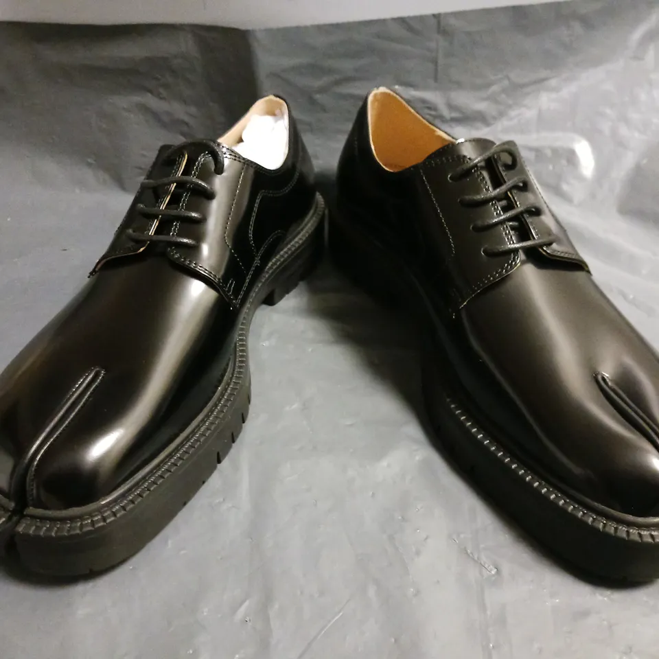 BOXED PAIR OF WOODCHUCKSATO SPLIT TOE SHOES IN BLACK SIZE EU 44