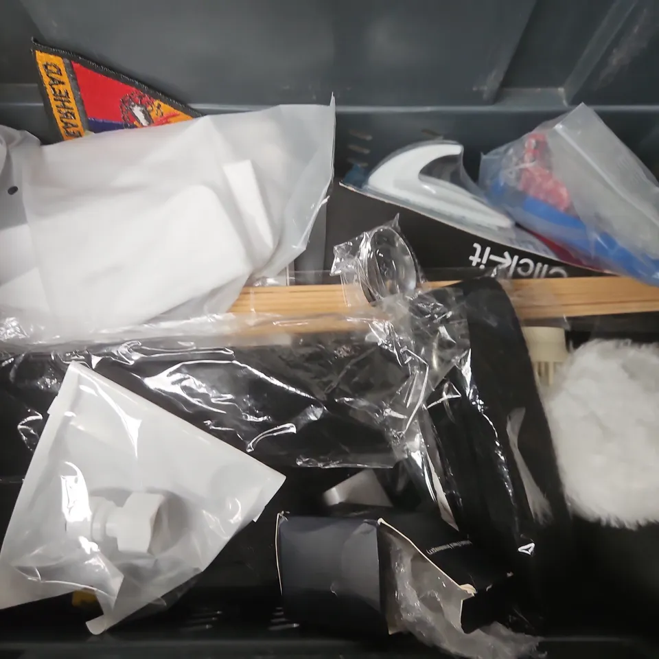 APPROXIMATELY 12 ASSORTED HOUSEHOLD ITEMS TO INCLUDE FAIRY ALL IN ONE, COMMAND BATH HOOKS, CLICK-IT, ETC