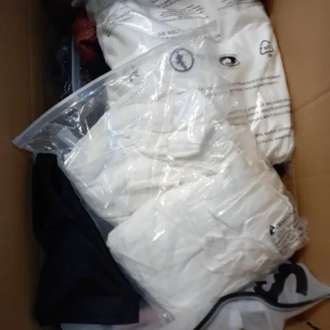 LOT OF ASSORTED CLOTHING AND ACCESSORIES TO INCLUDE; T-SHIRTS, JUMPERS ETC