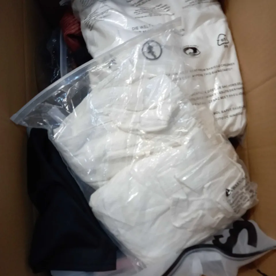 LOT OF ASSORTED CLOTHING AND ACCESSORIES TO INCLUDE; T-SHIRTS, JUMPERS ETC