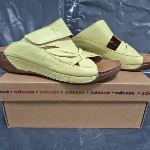 BOXED PAIR OF ADESSO OPEN TOE LOW WEDGE SANDALS IN PALE LIME SIZE 7