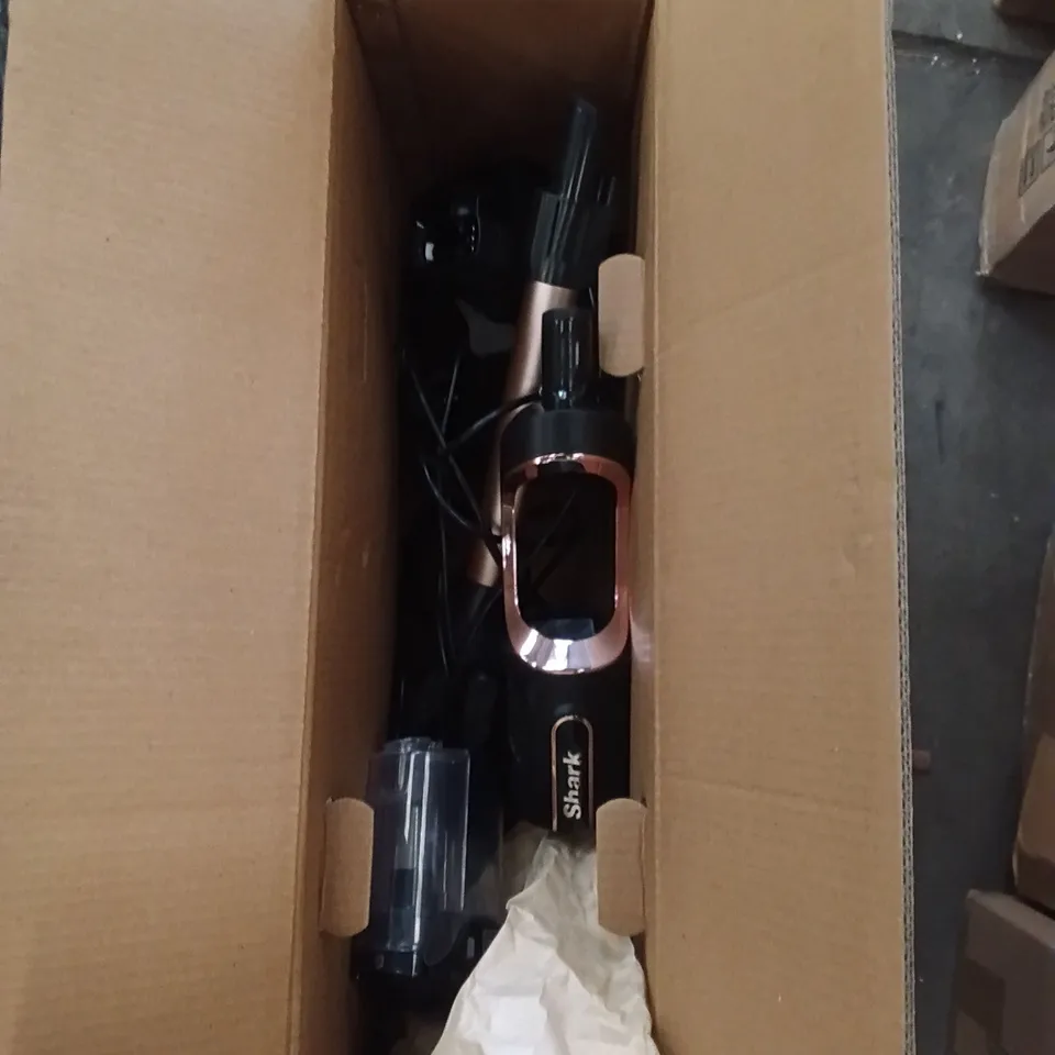 BOXED SHARK HOOVER BLACK / ROSE GOLD