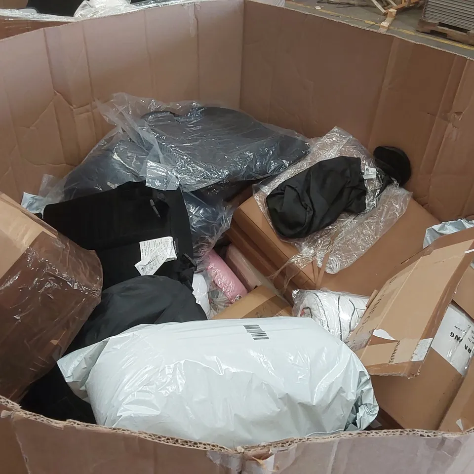 PALLET TO CONTAIN A LARGE ASSORTMENT OF PILLOWS, CUSHIONS AND RELATED PRODUCTS 