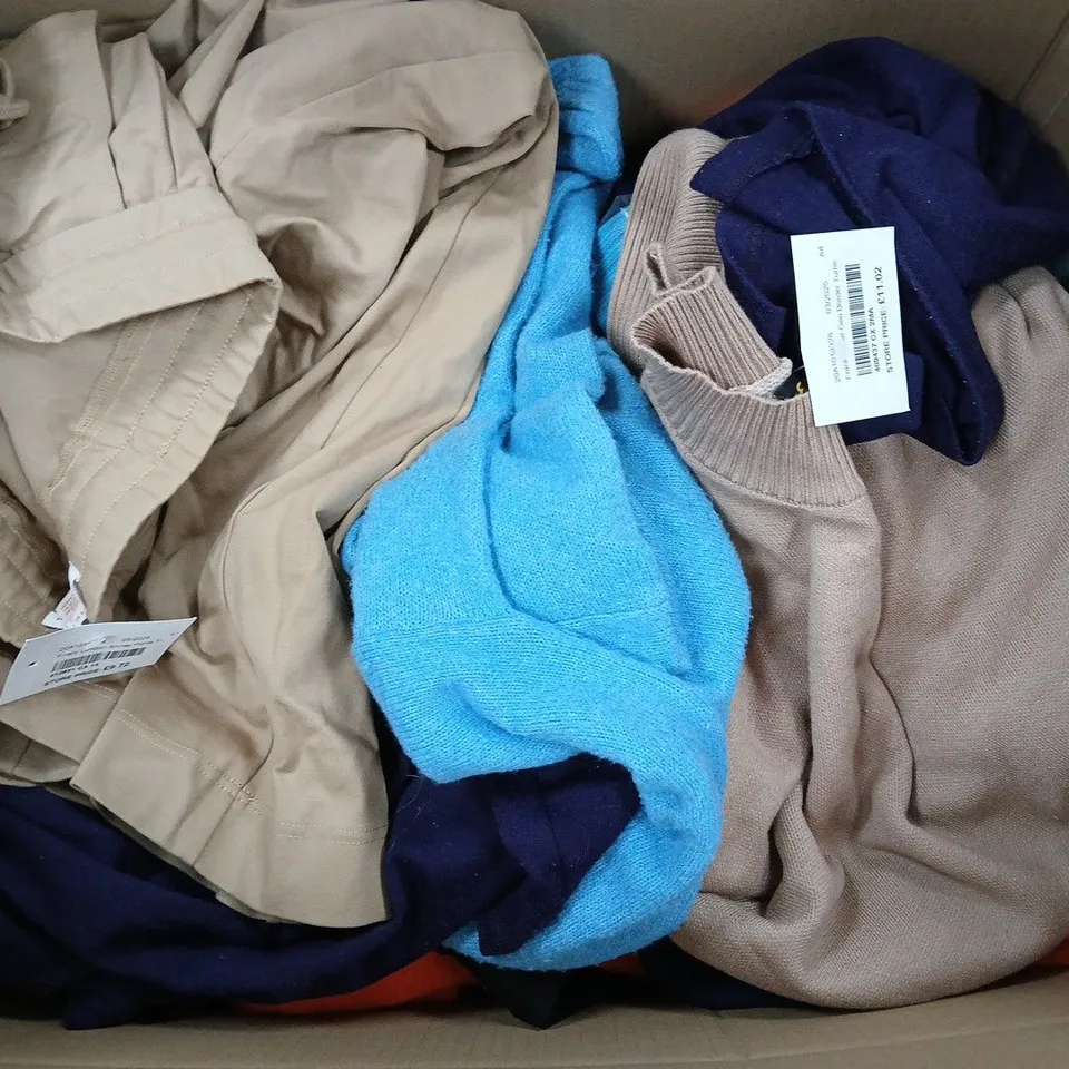 APPROXIMATELY 25 ASSORTED CLOTHING ITEMS IN VARIOUS STYLES, SIZES & COLOURS ETC